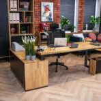 Schreibtisch mit langer Holzplatte