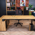 Metalltisch mit Holz
