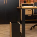 biurko z czarnymi nogami