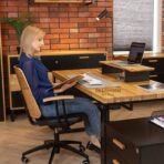 biurko z dębowym wykończeniem