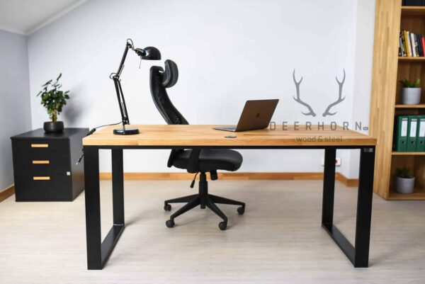 Schreibtisch aus Holz und Metall