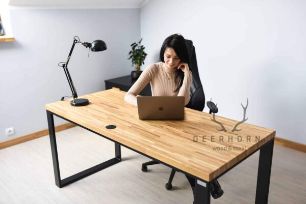 Schreibtisch mit Holzplatte