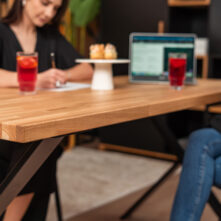 stół do pracy w biurze domowym