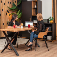 stół drewniany z metalowymi nogami X