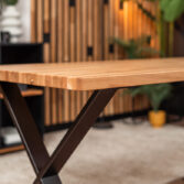 stół z grubym blatem drewnianym X