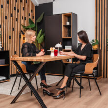 stół z nogami typu X