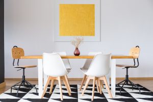 stol z bialymi nogami