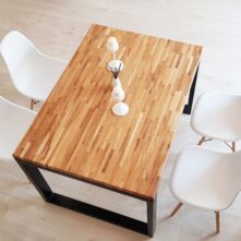 Tisch mit einer Holzplatte