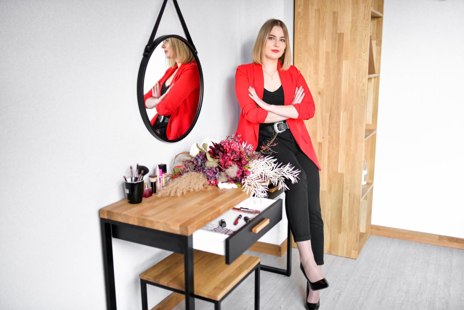 Schminktisch aus Holz und Metall Schminktisch aus Holz und Metall