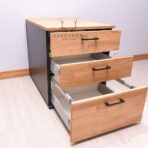 Mobiles Holzpodest mit Schubladen