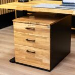 Kommode im Industriestil mit Metallgriffen