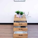 Container sucht unter dem Schreibtisch
