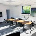 Konferenztisch mit Holzplatte