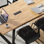 Konferenztisch mit Stühlen und langer Holzplatte und Zubehör