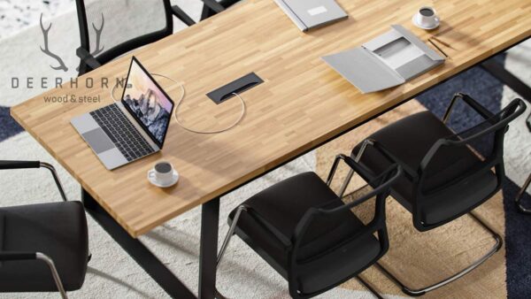 Konferenztisch mit Stühlen und langer Holzplatte und Zubehör