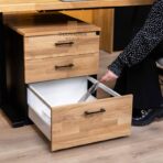 Stilvoller Büroschrank aus Massivholz