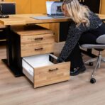 Holzschrank mit eleganten Griffen