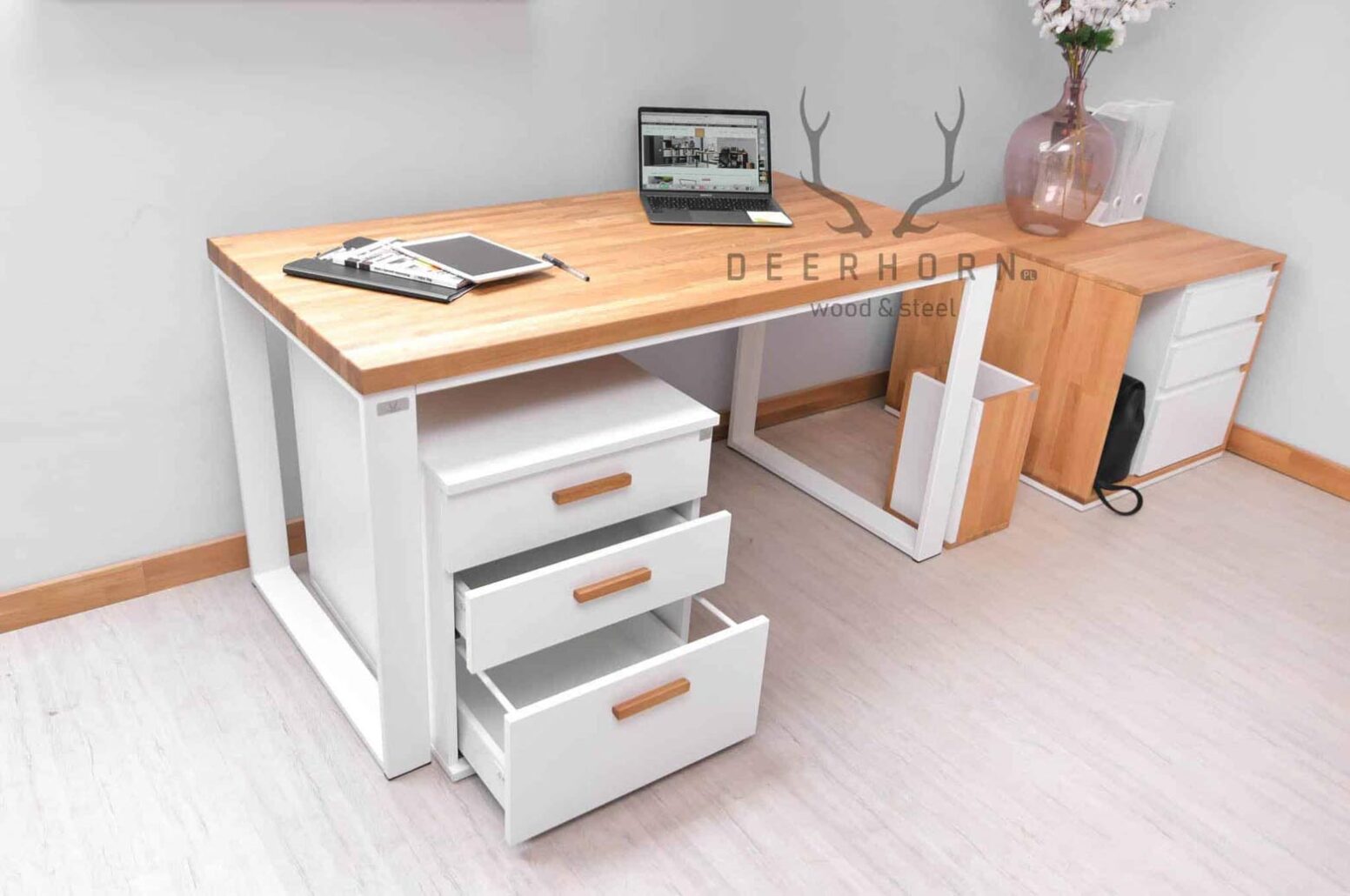 weißer Schreibtisch mit Schubladen