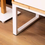 biała komoda z naturalnym wykończeniem