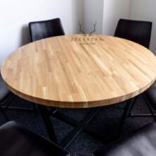 Runder Holztisch