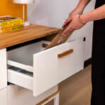 komoda biała z prostymi drewnianymi uchwytami