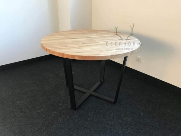 runder Tisch mit Holzplatten