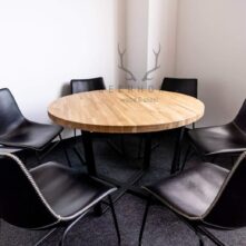runder Tisch mit Holzplatte