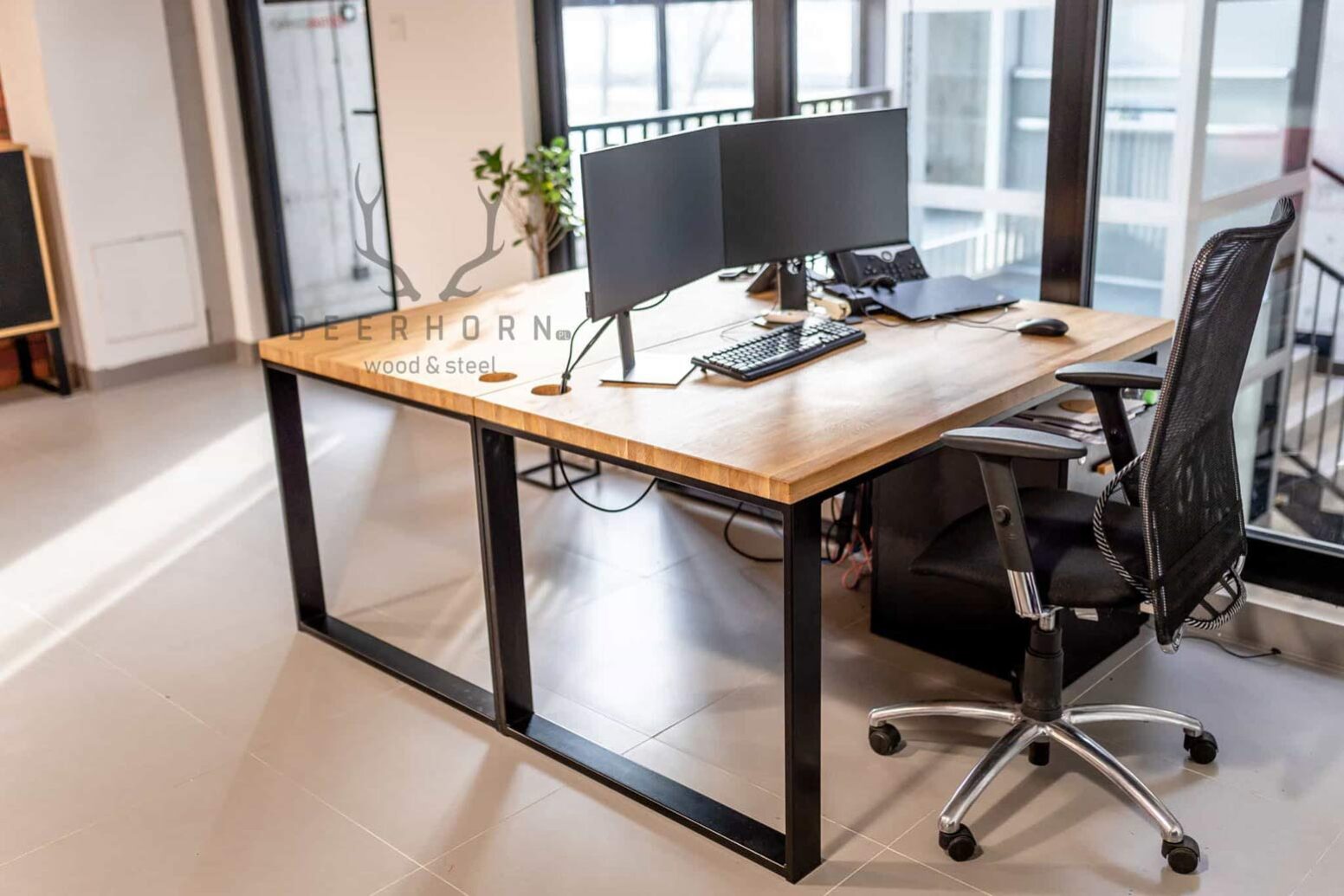 Schreibtisch_mit_Holzplatte Schreibtisch mit Holzplatte