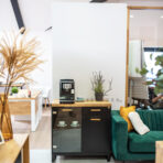 Schrank unter der Kaffeemaschine