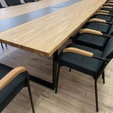 Konferenztisch auf Metallbeinen