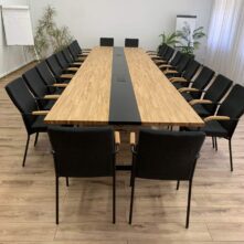 Konferenzraumtisch mit Holzplatte