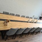 Konferenztisch mit Holzplatte
