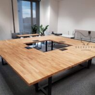 stol konferencyjny z drewnianym blatem