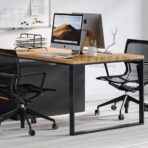 Schreibtisch mit Holzplatte