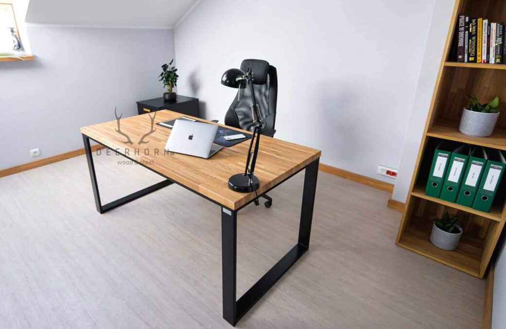 Schreibtisch mit Holzplatte