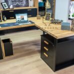 Schreibtisch mit Holzplatte