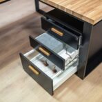 schwarzer Loft-Sockel