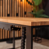 biurko z drewnianym blatem do biura