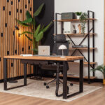 Schreibtisch mit Holzplatte und Bücherregal