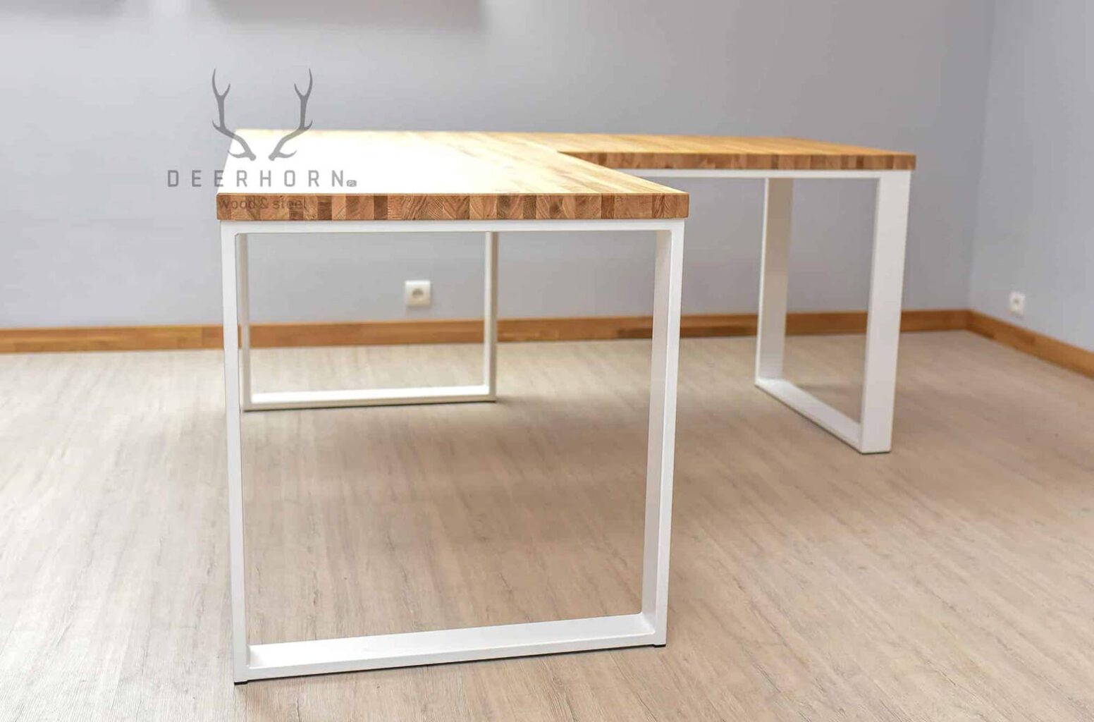 Weißer_Schreibtisch_auf_Metallbeinen weißer Schreibtisch mit Metallbeinen