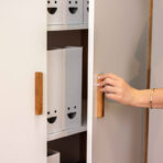 biała szafa do nowoczesnego biura