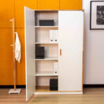 biała szafa z naturalnym drewnem