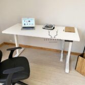 weißer verstellbarer Schreibtisch