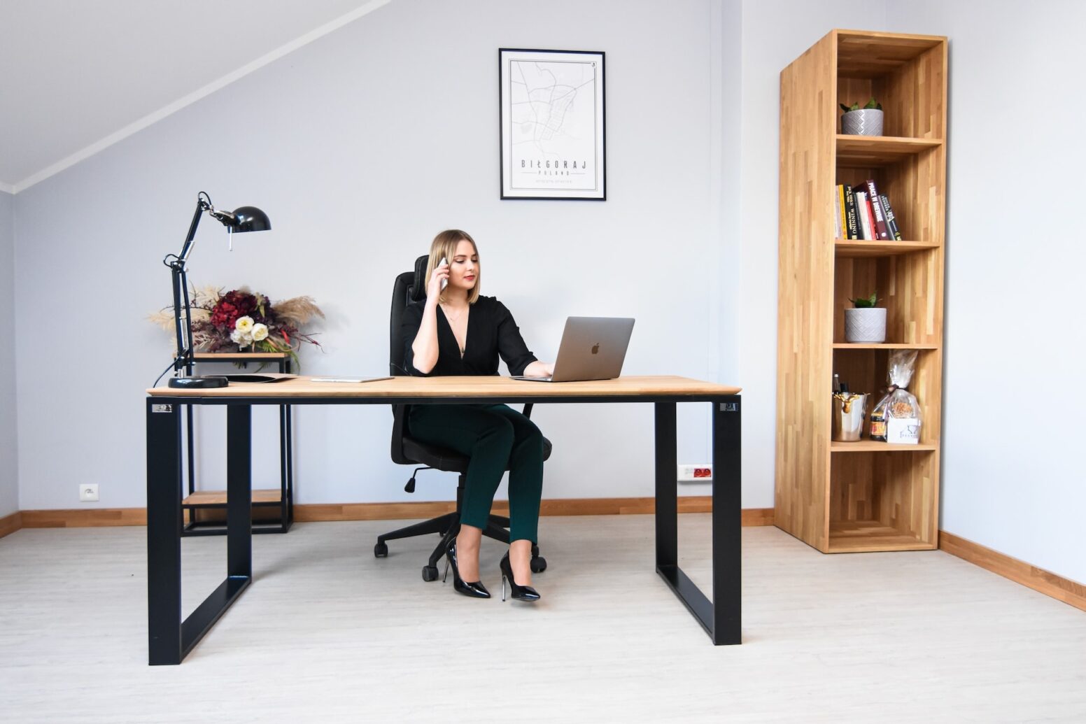 Schreibtisch mit dünner Platte Schreibtisch mit dünner Platte