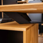 biurko z metalowymi nogami