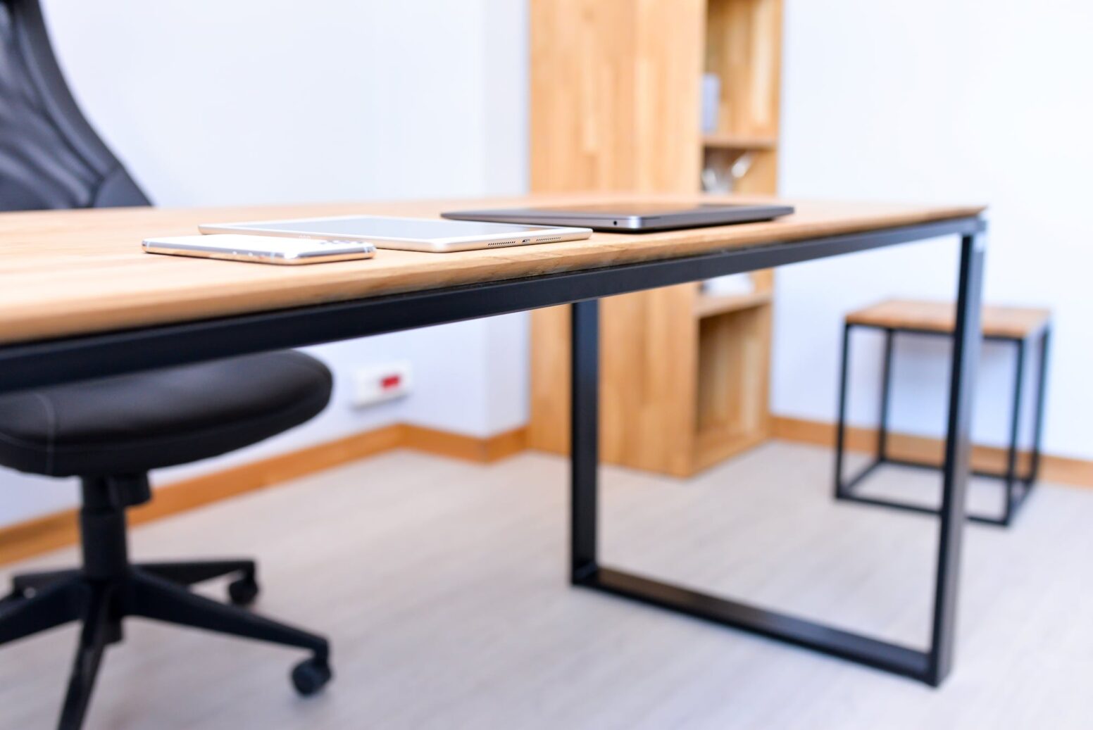 flacher Schreibtisch flacher Schreibtisch