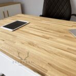 Schreibtisch mit Holzplatte