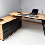 Schreibtisch mit unterschnittener Platte
