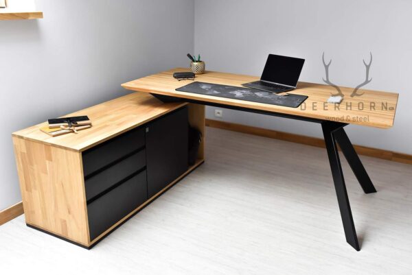 Schreibtisch mit hinterschnittener Platte