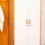 szafa biała z drewnianymi elementami